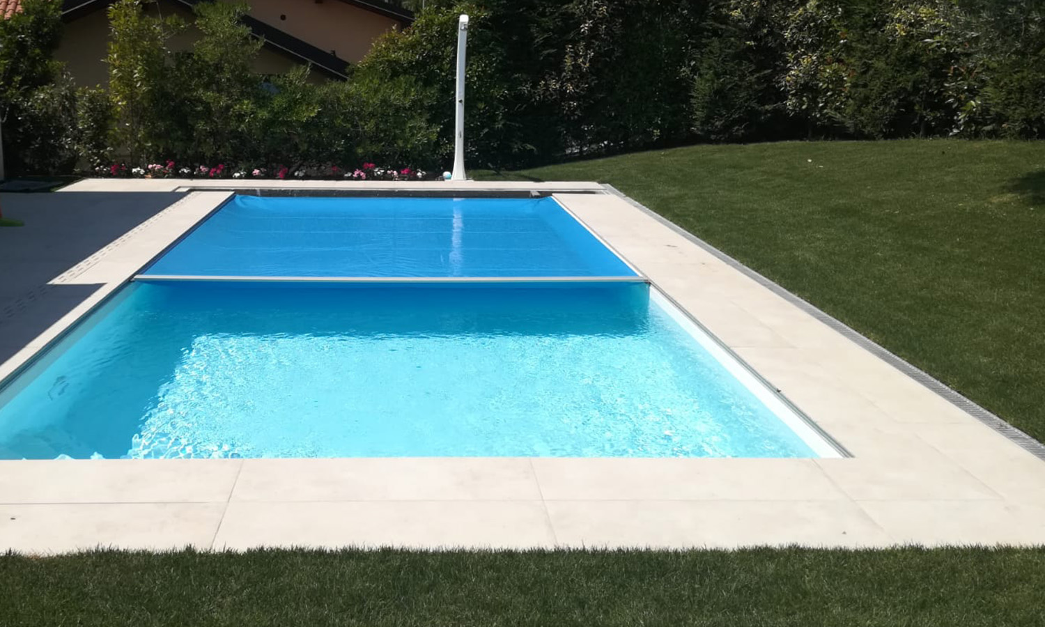 Villa con piscina interrata e telo sicurezza